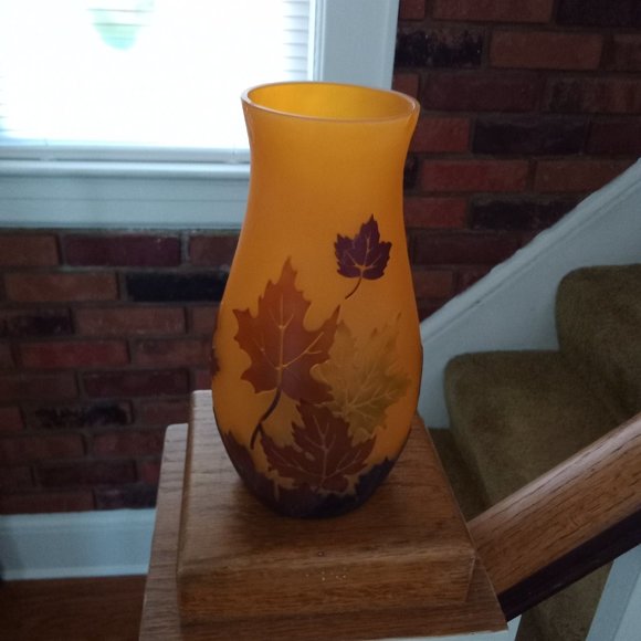 Maple Leaf Vase - Picture 1 of 10
